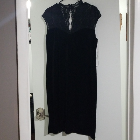 connected apparel Dresses & Skirts - Stunning black dress!